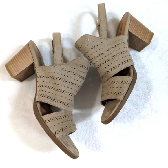 Seychelles Bora Tan Perforated Laser Cut Ankle Strap Chunky Block Heel Sandals - Picture 2 of 14